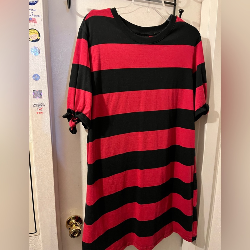 Who What Wear- size L- red/black mini striped dress w/ sleeve ties. Cute. VGC.